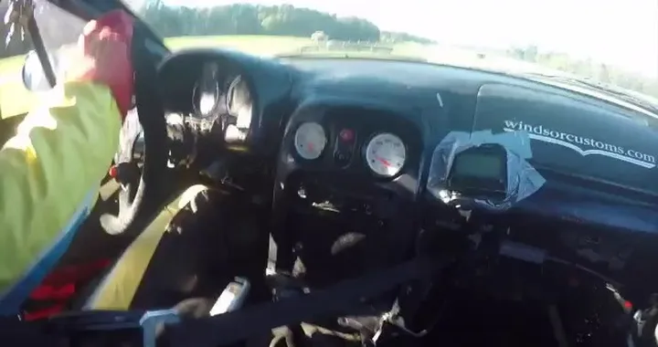 Perde la benzina e l'auto si incendia