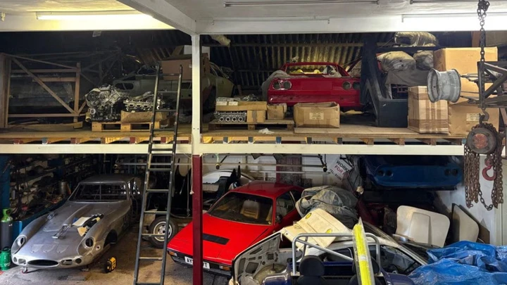 Rare Ferrari sigillate in un magazzino dimenticato: che scoperta
