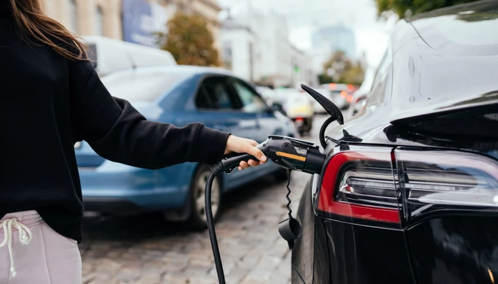 Il futuro dell'auto elettrica si affida a batterie dai costi più bassi