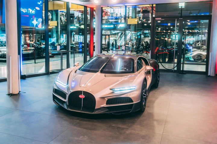 Bugatti apre i nuovi showroom di Monaco e Vienna con la Tourbillon
