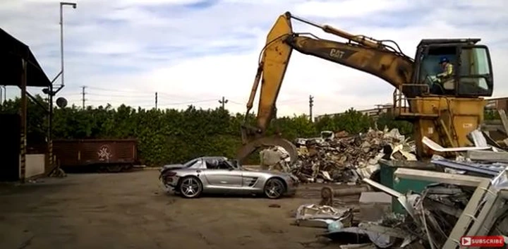 Lo sfasciacarrozze distrugge una Mercedes SLS AMG