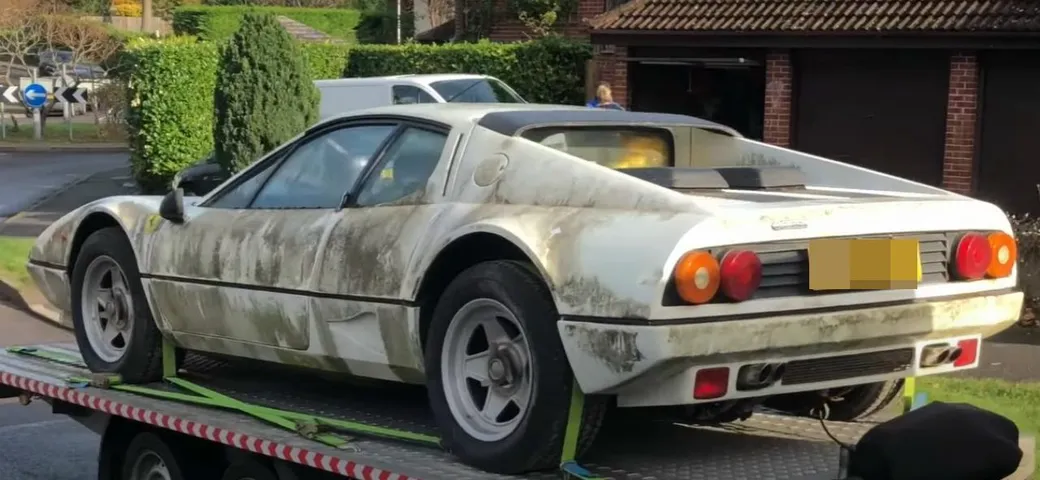 Una Ferrari 512 BBi abbandonata per 12 anni all'aperto [Video]