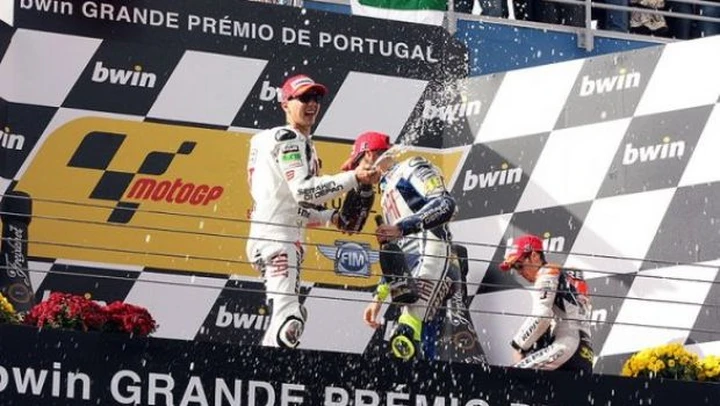 MotoGP: Estoril è Lorenzo's Land per la terza volta consecutiva. Rossi si inginocchia al potere spagnolo. Spettacolo Dovizioso-Simoncelli