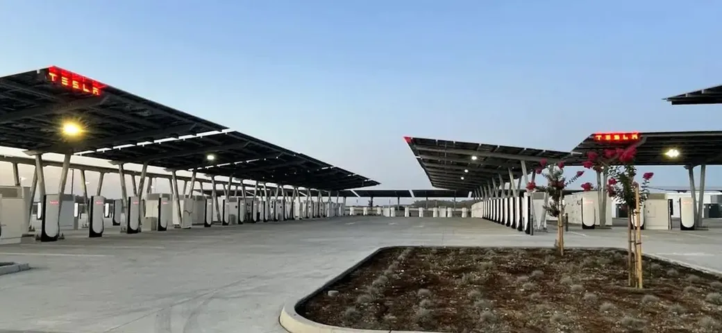Tesla Oasis Supercharger, non solo velocità di ricarica ma anche comfort