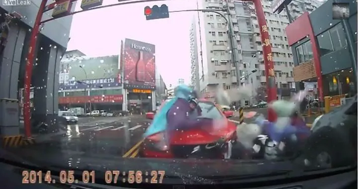 Pirata della strada investe due motociclisti e scappa via [Video]