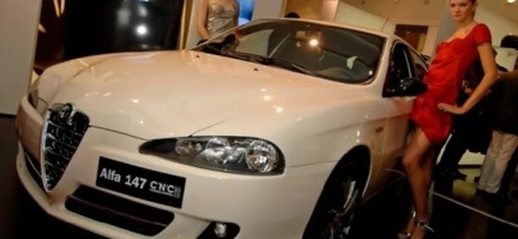 Alfa Romeo sfila con la 147 C' N'C a Milano