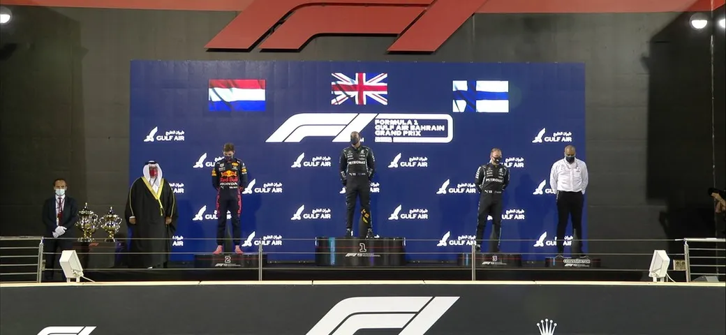 F1 GP Bahrain: vince Hamilton ma che lotta con Verstappen