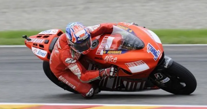 MotoGP a Donington: Stoner stacca tutti,  bene De Angelis