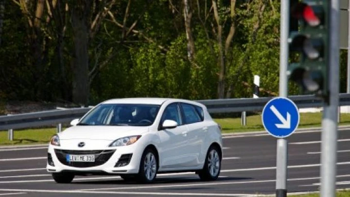 Mazda 3 i-stop: dettagli e nuove immagini
