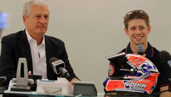 Casey Stoner presenta il suo Nolan X-802RR Carbon Fitting
