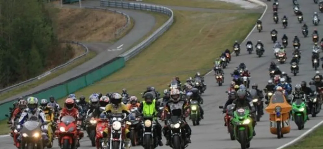 Record a Brno: 1349 moto in pista in memoria di Simoncelli