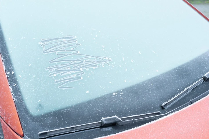 Come proteggere e sbrinare il parabrezza dal gelo invernale