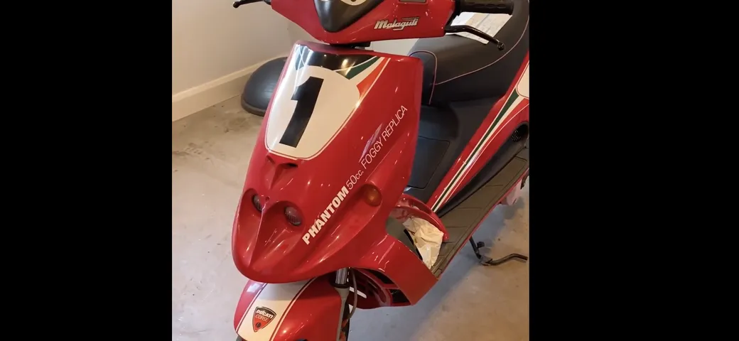 Carl Fogarty rivede il suo ultimo scooter da paddock: un Malaguti Phantom 