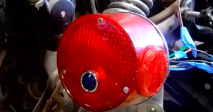 Luce blu per aumentare la sicurezza in moto [Video]