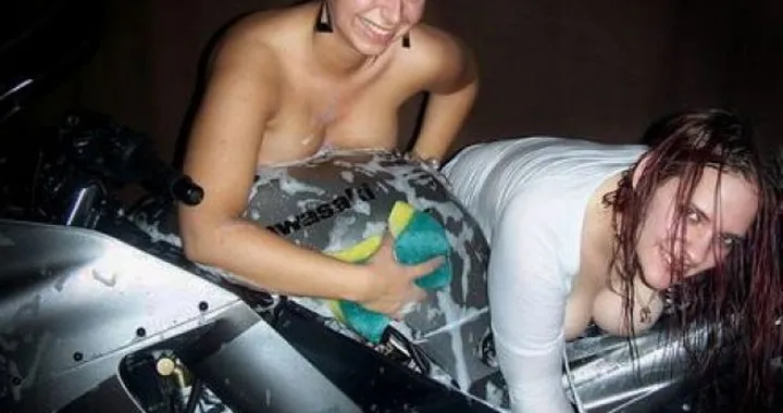 Foto del giorno: sexy bike washers