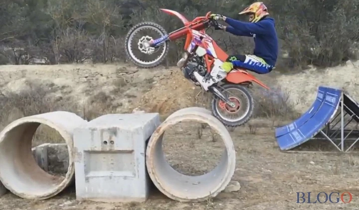 Trial con una moto da cross: un vero manico [Video]