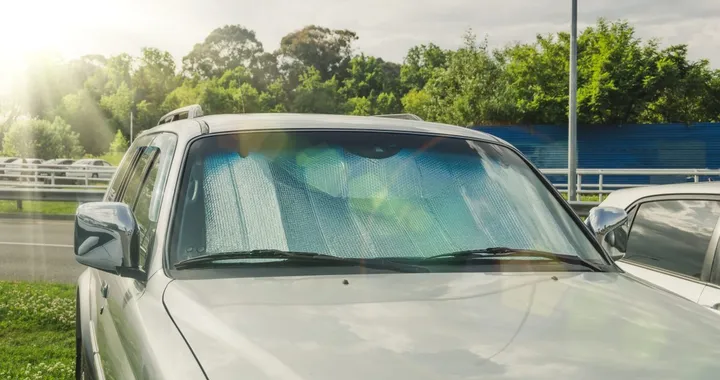 Parasole interno o esterno? Un test rivela quale protegge davvero l'auto dal caldo estivo