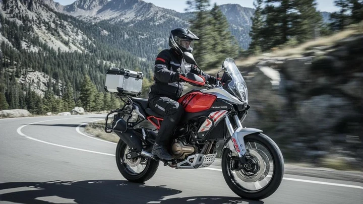 QJMotor Promo Adventure: SRT 700 e borse in alluminio a 500€