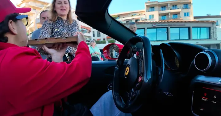 Consegna le pizza a domicilio con una Ferrari: una storia incredibile