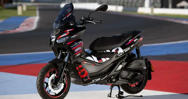 Aprilia SR GT Replica 2025: la sportiva urbana si veste da MotoGP