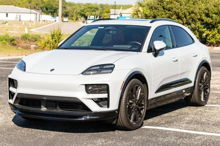 Compra una Porsche senza avvertire la moglie: nella rivendita ci perde tanto