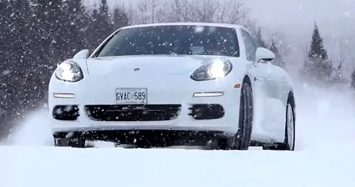 Porsche Panamera S E-Hybrid: sulla neve, in video