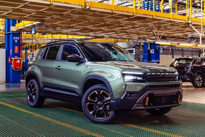 Nuova Jeep Avenger, parte la produzione a Tychy: primi esemplari in uscita dalla fabbrica