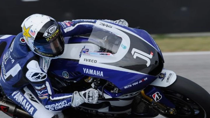 Jorge Lorenzo poleman mattatore. Conferma di Simoncelli. Buio per Rossi e la Ducati.