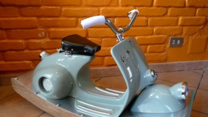 Foto del giorno: la Vespa a dondolo del piccolo Diego