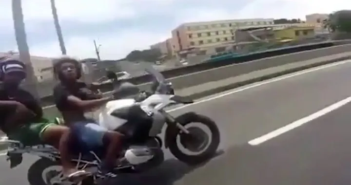 Motociclista cade per sfuggire a rapina