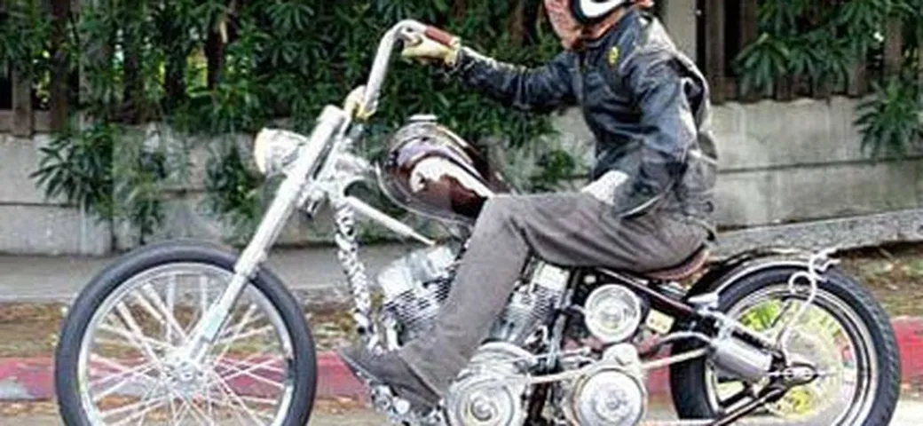 Brad Pitt e la sua nuova moto