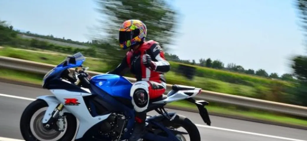 Suzuki GSX-R 750: il Test in pista e su strada