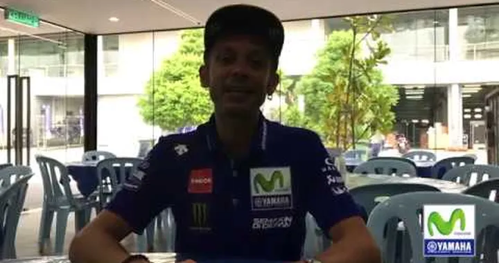 Valentino Rossi da il benvenuto a Apiwat Wongthananon nel VR46 Master Camp CEV Team