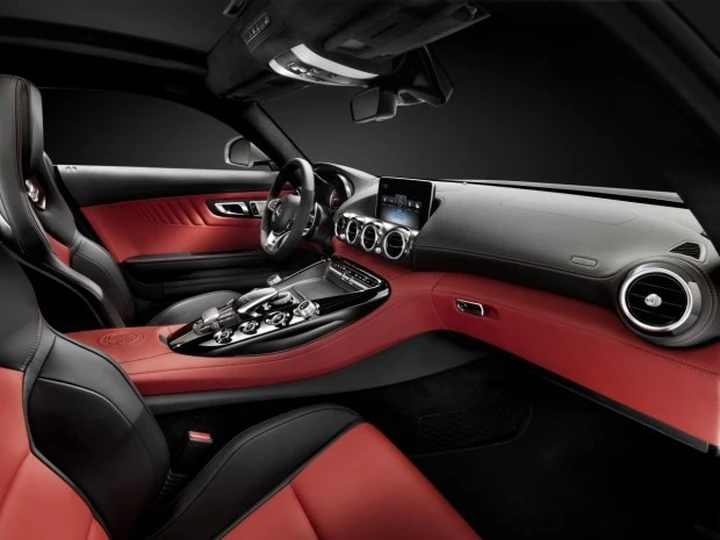Mercedes AMG GT: prime immagini dell'abitacolo