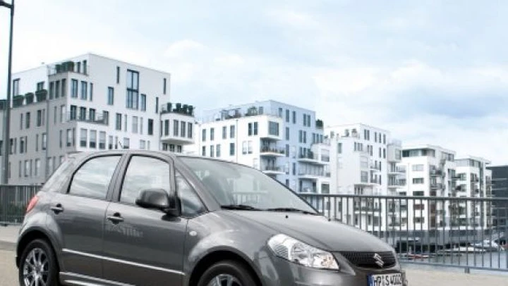 Suzuki: le prime immagini della SX4 restyling