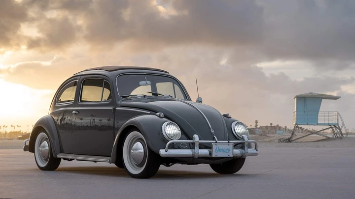 Un Maggiolino del 1958 elettrico con batterie Tesla all'asta
