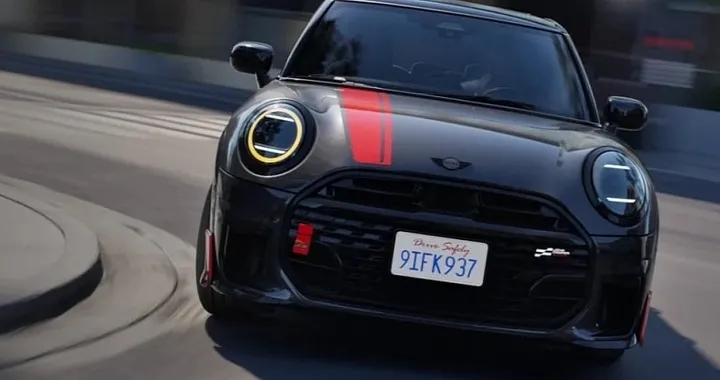 Nuova MINI Cooper S 4-Door Red Line Edition: stile JCW e 201 CV