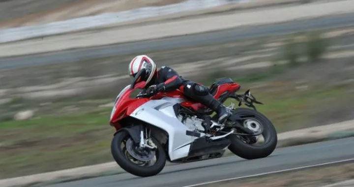 MV Agusta F3 2012 in pista in Francia /video