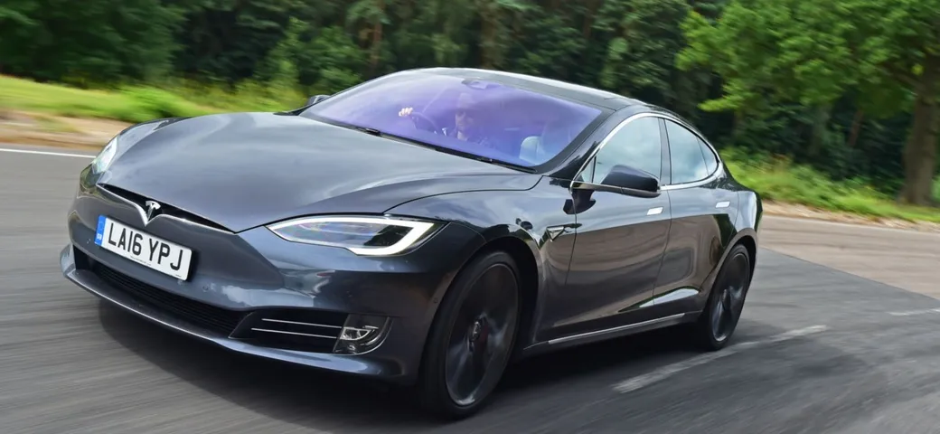 Tesla Model S: ubriaco e addormentato, si fa portare in giro dall'autopilot