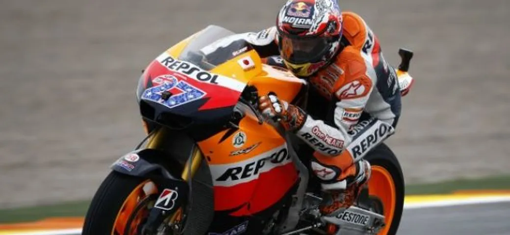MotoGP: a Valencia vince Stoner in volata su Ben Spies. Dovi Terzo, Rossi out