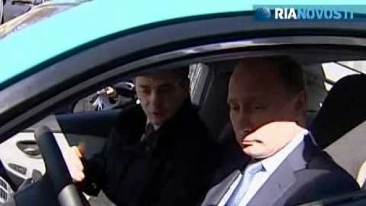 Yo-Mobile: Vladimir Putin al volante della prima ibrida russa