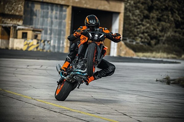KTM 990 Duke MY24: prezzo aggiornato e caratteristiche tecniche
