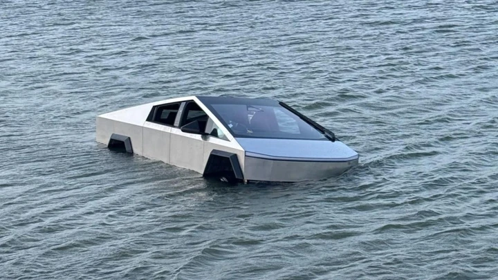 Tesla Cybertruck, fallita la promessa di Musk: affonda nel lago