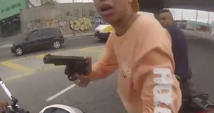 Rapinatore ruba una moto, la polizia gli spara, video