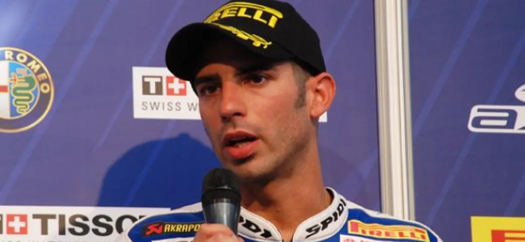 Marco Melandri sorride. Ma con il ... 