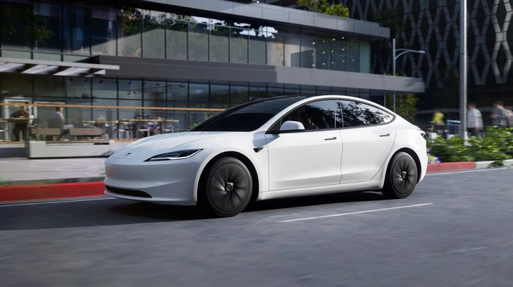 Tesla lancia la Model 3 Standard: la più economica a 36.990 euro