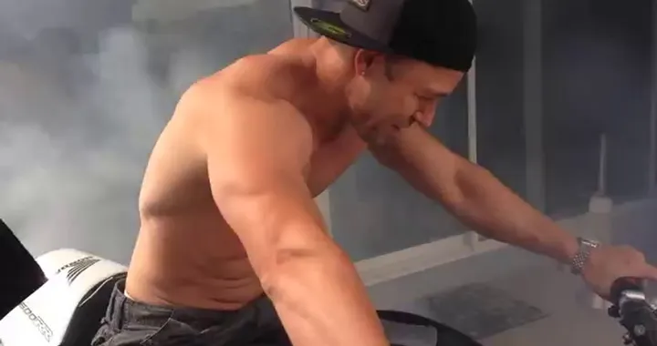 Vuole fare spettacolo con la moto ma finisce in piscina