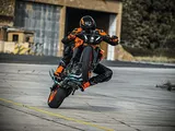 KTM 990 Duke MY24: prezzo aggiornato e caratteristiche tecniche