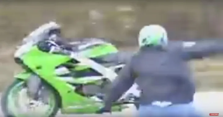 Impenna in piedi in moto e cade [Video]