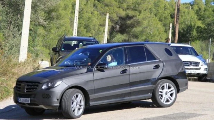 Foto spia nuova Mercedes ML: Porsche Cayenne e BMW X5 le dirette rivali
